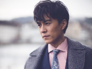 靳东晒瑞士街拍 一身西装秀大长腿似霸道总裁
