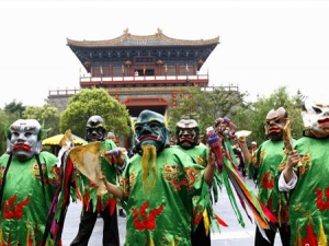 清明上河园举行端午迎送雄黄酒习俗(组图)