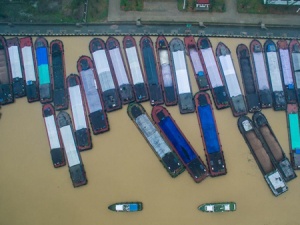 浙江湖州:内河航道因暴雨封闭 大量货船停航滞留