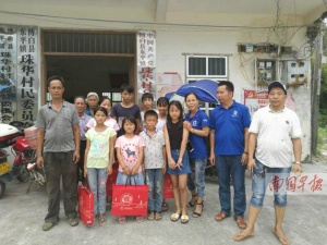 9月25日焦点图:柳州一“迷你飞机”开进加油站