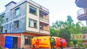 9月28日焦点图：辅警充当暖心“靠垫”救受伤女子