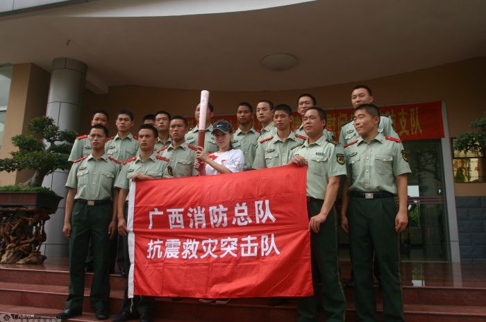 广西联通到贵港慰问参加抗震救灾的消防战士(图)