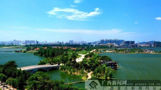网络媒体湖北行"走进黄冈,参观了深具东坡文化气息的黄冈市遗爱湖公园