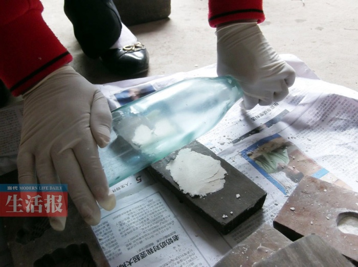 -当代生活报记者 王建伟 文/图 核心提示 “小孩小孩你别馋,过了腊八就是年。二十三、糖瓜粘;二十四、剪福字;二十五、扫尘土;二十六、炖牛肉;二十七八把面发……”这是2012年春节联欢晚会邓贺鸣表演的《开场童谣》,道出了几代人儿时的春节记忆。 如今,不少民间春节传统食品渐渐淡出人们的视线,如最具广西特色的年糕、米花糖、糯米饼等,即使是在郊区农村也比较少见。26日上午,南宁市江南区沙井镇中学教书的梁老师回娘家做糯米饼,记者跟随梁老师探访梁妈妈手工制作糯米饼