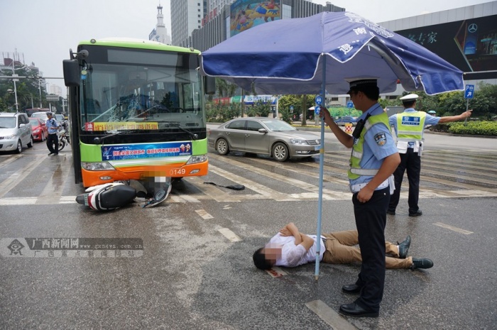 [独家]南宁七岔路口电动车撞公交车 交警守护伤者(1\/19)_新闻频道_广西电视网