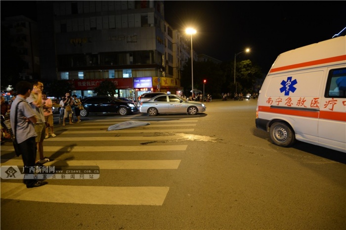 南宁:民主古城路口车祸 一女子倒在斑马线上(图-广西新闻图集