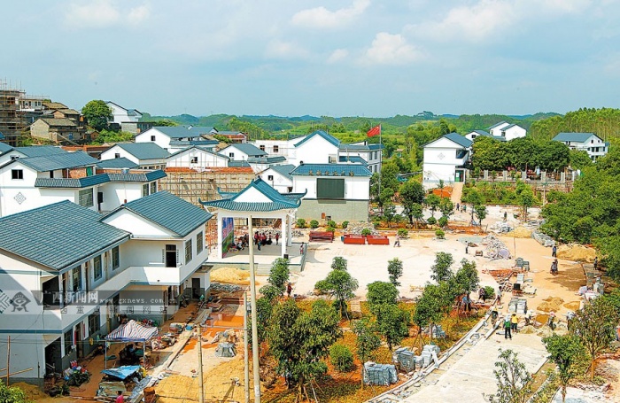 两筐花生送总理 一诺千金惠民生 ——南宁市贫困村坛板坡一年变身小记 广西新闻网-广西日报记者 甘 毅 文彩云 杨 波 编者按 2013年7月9日,中共中央政治局常委、国务院总理李克强冒雨来到南宁贫困村坛板坡调研,并与村民们坐在村口的大榕树下亲切座谈,了解当地村民对于改善交通、用水及农村人居环境等方面的迫切需求。李克强离开坛板坡时,村民将两筐自家栽种的花生送给总理当礼物。李克强接过花生,郑重地递给身边的自治区党委书记彭清华和自治区主席陈武并表示:一筐代表水,一筐代表路,我和书记、主席