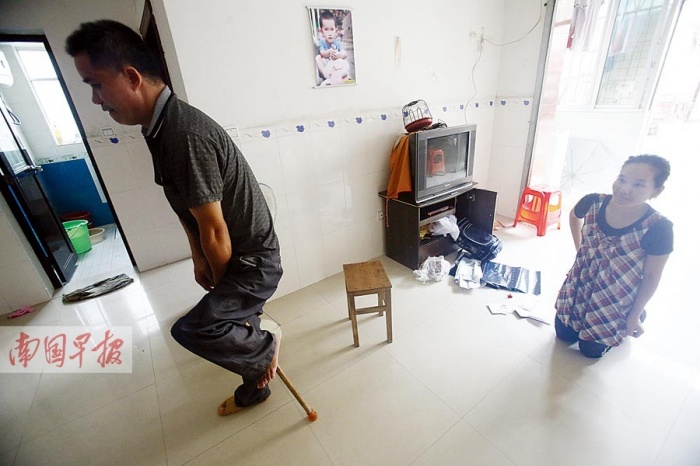 <em>8月27日</em>焦点图: 小三 上门谈判 原配当街掌掴_