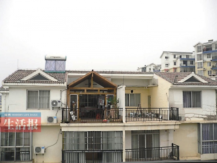 澳华花园小区一业主在露台搭建亭子 被认定为违规(1/1)
