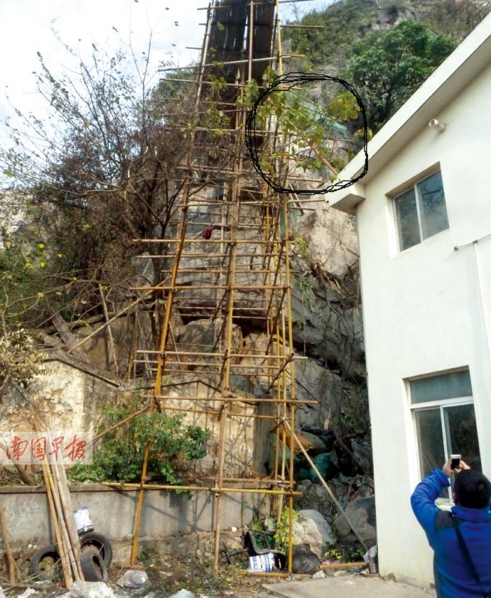 18日焦点图:<em>男子</em>男扮女装<em>卖文胸</em>_新闻频道_广