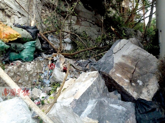 18日焦点图:<em>男子</em>男扮女装<em>卖文胸</em>_新闻频道_广