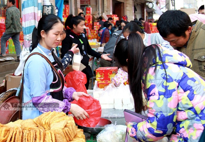 高清:广西隆林高山汉族赶年集买年货延续纯朴民风(19/39)