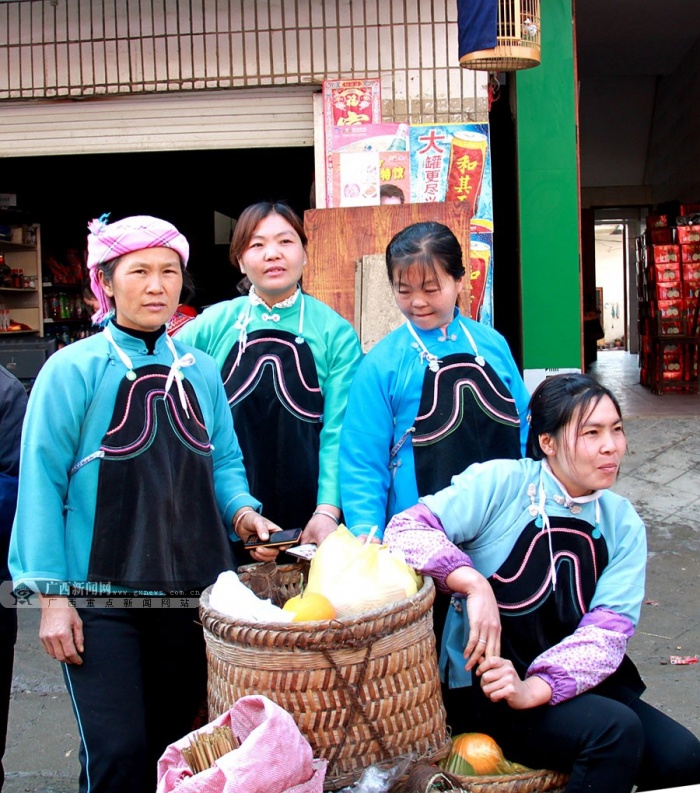 高清:广西隆林高山汉族赶年集买年货延续纯朴民风(31/39)