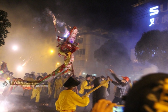 高清:宾阳炮龙节百龙狂舞鞭炮齐鸣 万人祈福新年-广西新闻图集