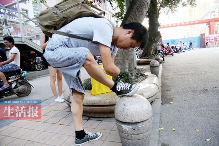 高清:意外让男子失去双手 灵巧双臂捏出自强人生(3/8)
