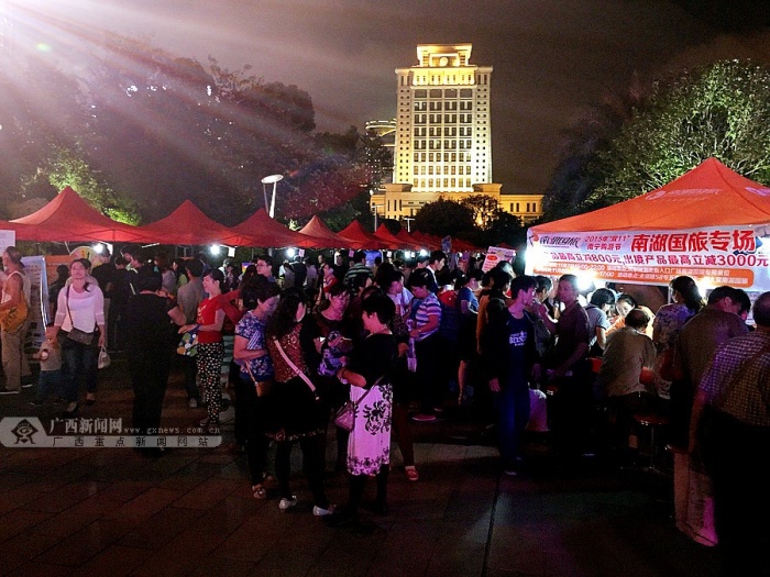 广西新闻网南宁11月8日讯(记者 张晓微)作为南宁市努力创造的旅游营销新品牌,2014年的“双11”南宁购游节荣膺“2014中国旅游风云榜”优秀旅游营销项目。11月7日晚上7时,2015“双11”南宁购游节启动仪式在民歌湖酒吧街入口广场举行,再度开启南宁旅游的年度盛宴。 活动当晚,民歌湖上演了各类精彩纷呈的狂欢购物旅游活动,引得市民纷纷前来参与。精心打造的歌舞节目可谓一场视觉与听觉的双重盛宴,从各式舞蹈到乐器演奏,从歌曲独唱合唱到歌舞