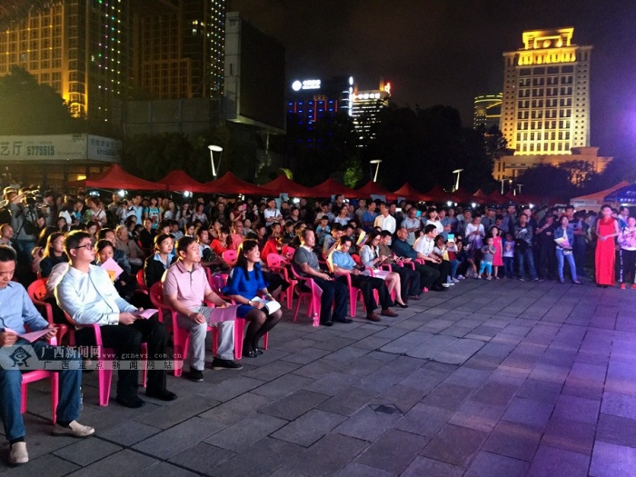 广西新闻网南宁11月8日讯(记者 张晓微)作为南宁市努力创造的旅游营销新品牌,2014年的“双11”南宁购游节荣膺“2014中国旅游风云榜”优秀旅游营销项目。11月7日晚上7时,2015“双11”南宁购游节启动仪式在民歌湖酒吧街入口广场举行,再度开启南宁旅游的年度盛宴。 活动当晚,民歌湖上演了各类精彩纷呈的狂欢购物旅游活动,引得市民纷纷前来参与。精心打造的歌舞节目可谓一场视觉与听觉的双重盛宴,从各式舞蹈到乐器演奏,从歌曲独唱合唱到歌舞