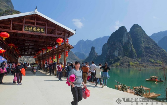 春节期间凌云浩坤湖景区迎来大批游客(7/9)