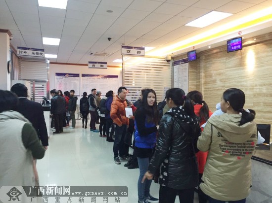 玉林市民办理出入境证件可免费照相(图)|手机广