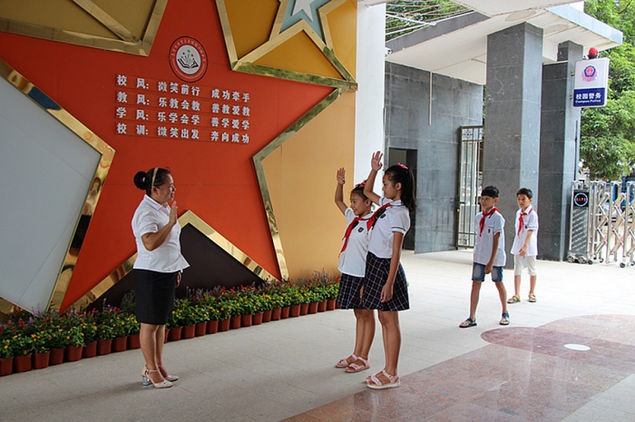 教师节点滴记录两位城乡普通教师一天工作写照