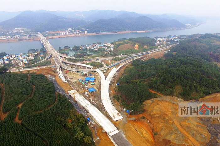报记者廖艳明 柳州市三门江立交,是连接三门江大桥与三门江隧道的纽带