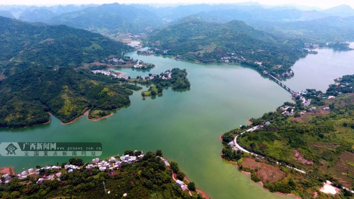 航拍巴马赐福湖 世外桃源般的生态美景