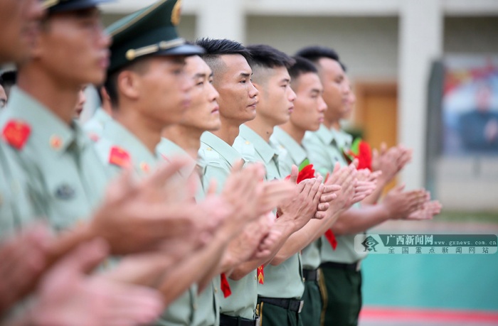 高清组图:致敬军旅 欢送退伍老兵