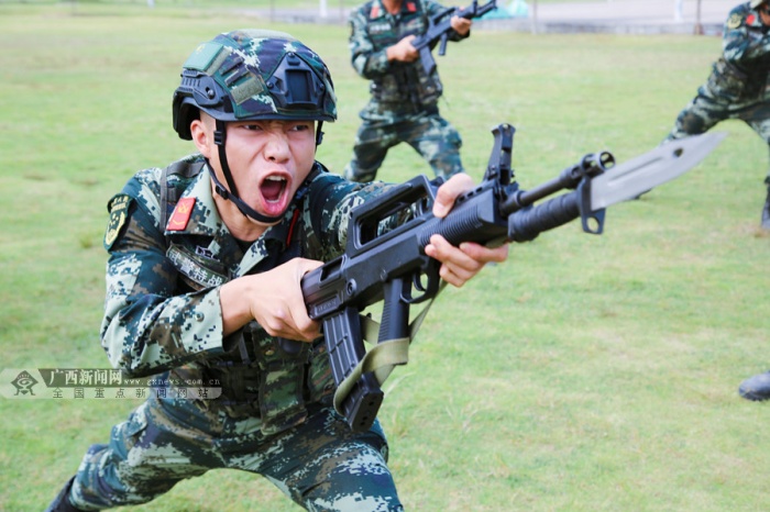 高清图集:武警特战队员开展大练兵庆国庆