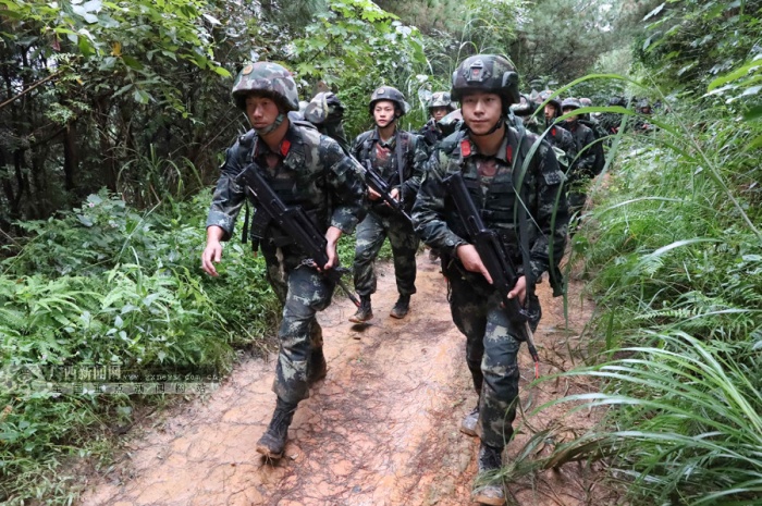 武警南宁支队特战队员正在进行徒步行军.