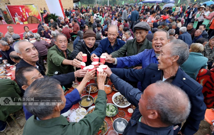 10月13日,在柳州市融安县板榄镇板榄社区泗意屯,老人们在相互敬酒.