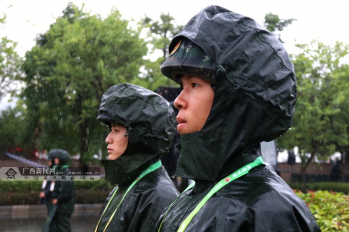 赛道旁的"橄榄绿" 只为守护刹那间的精彩(组图)