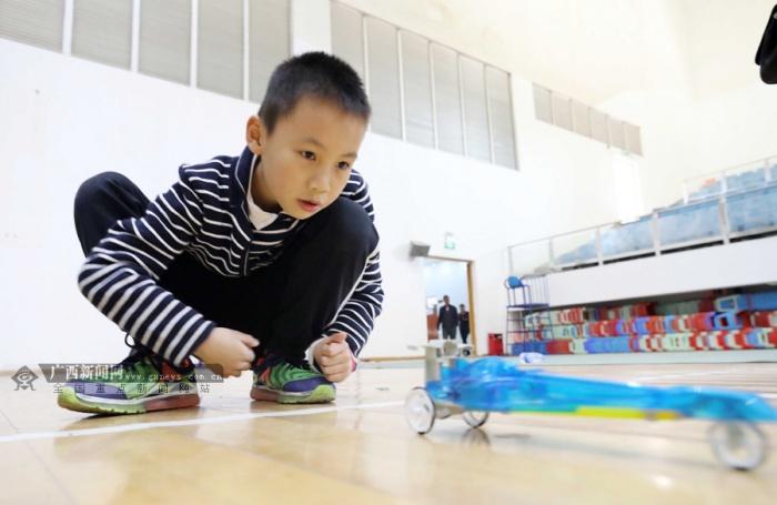 广西新闻网融安11月5日讯(通讯员 谭凯兴)11月3日,2018年广西青少年驾驭未来、放飞梦想、共筑家园车航模选拔赛在柳州市融安县文体中心举行。来自柳州市、桂林市、北海市等城市22所中小学的350名中小学生,参加了四驱车电动模型赛车轨道竞速、三动力车模型赛车直线竞速、太阳能电动模型赛车直线竞速、遥控电动模型赛车竞速、缤纷童年涂装木屋制作、绿野春天花园别墅制作、纸飞机奥运五环靶标赛等10个项目的角逐,通过比赛教育和引导学生发挥自己的潜能,点燃创造的激情,享受科技带来的快乐。