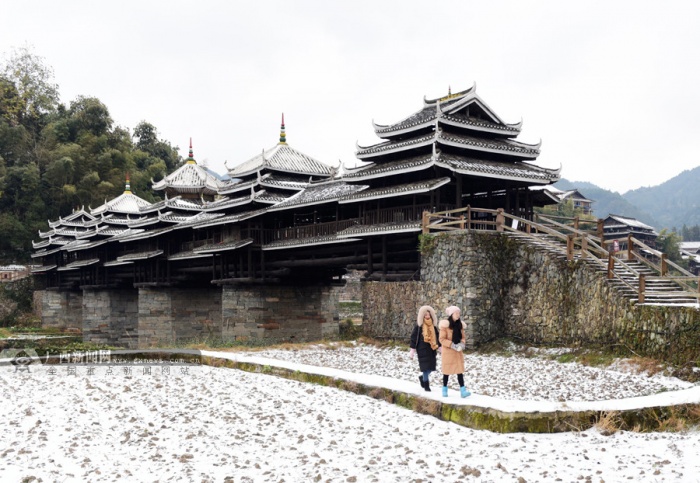 2018年12月30日,两名女子在三江侗族自治县林溪镇程阳风雨桥前观赏