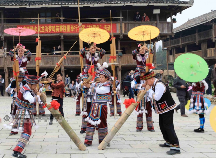 当日,柳州市融水苗族自治县双龙沟景区梦呜苗寨和贝江民族芦笙队举行