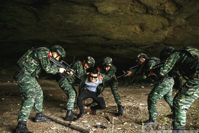 奔赴"战场" 桂林武警加强反恐演练 (5/5)