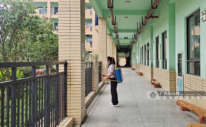 环江毛南族自治县思源学校的相关工作人员正忙着给学校食堂,教室,宿舍