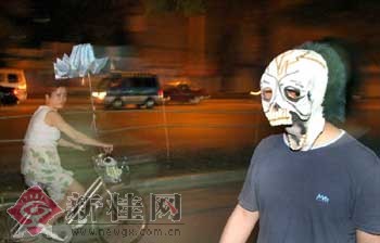 鬼节里 鬼怪事 多 焚冥币戴恐怖面具街头乱逛(