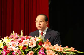 潘鸿权副主席在会上作报告