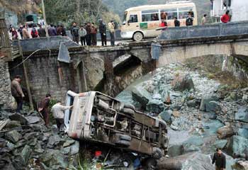 香港一旅游团在广西龙胜发生车祸 两人死亡(组