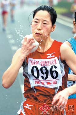 全国竞走赛在邕火爆登场 奥运冠军王丽萍屈居亚军
