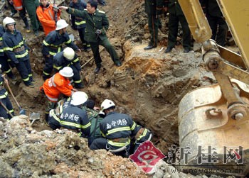 南宁一工地铺管沟坍塌民工被埋 一人死亡两人