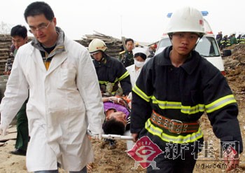 南宁一工地铺管沟坍塌民工被埋 一人死亡两人