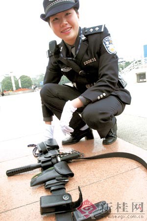 女警亮"家底,份量不轻.每个队员所携装备重约2.5斤.记者唐辉吉
