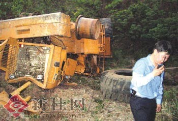 装载机冲出路面坠下百米深谷 驾驶员当场死亡[图]