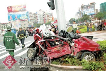 漠视交规红绿灯下出惨祸 玉林发生一恶性交通事故