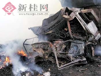 大货车迎头猛撞油罐车 引发大火活活烧死两人[图]