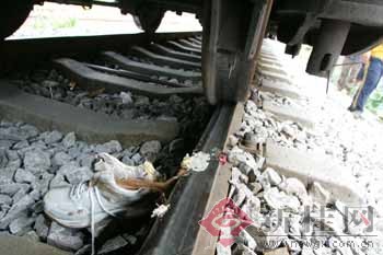 心急竟与火车抢道 女子被撞飞10米左脚被轧断