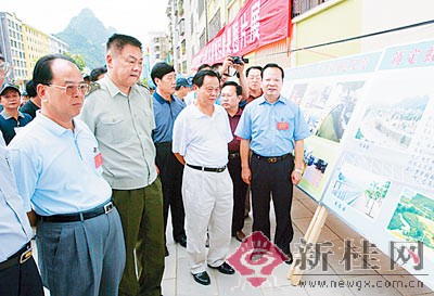 曹伯纯,陆兵率队在东兰县观看水利设施建设图片展示.记者刘宇摄