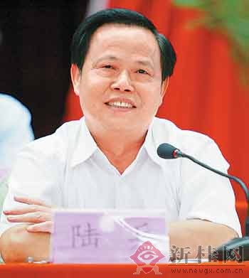 自治区主席陆兵主持大会