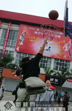 2005年"中国体育彩票杯"南宁三人篮球赛拉开战幕